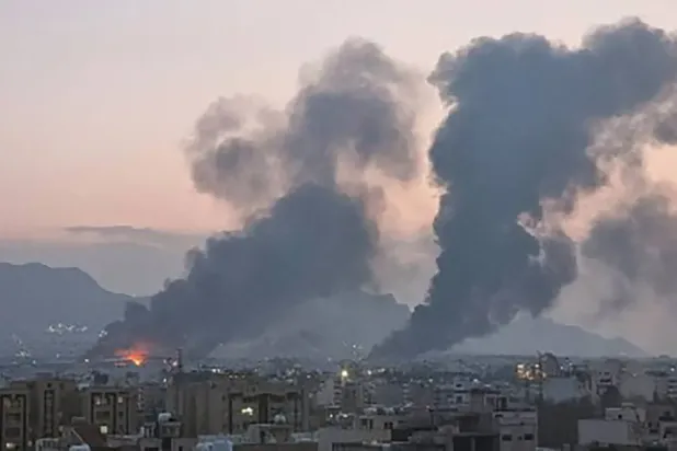 14 Mart 2026'da İran'ın İsfahan kentine düzenlenen hava saldırılarının ardından kent üzerinde yükselen duman bulutları (AFP)