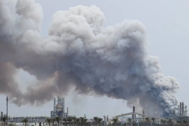 9 Mart 2026 tarihinde Bahreyn’in Sitre Adası’ndaki BAPCO petrol rafinerisini hedef alan hava saldırısının ardından yükselen duman (Reuters)