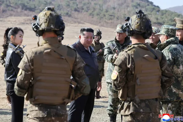 Kuzey Kore lideri Kim Jong Un ve kızı, Pyongyang'da taktik eğitim sırasında bir grup asker arasında (Reuters)