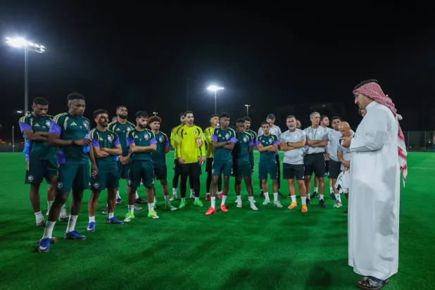 المسحل رئيس اتحاد الكرة يجتمع باللاعبين قب انطلاق معسكر جدة الحالي (المنتخب السعودي)