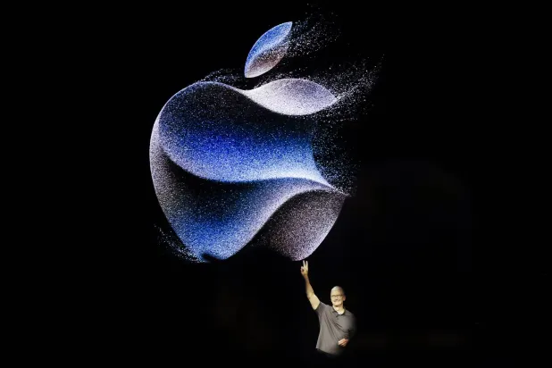 رئيس شركة «أبل» تيم كوك خلال أحد المؤتمرات السنوية للشركة (إ.ب.أ)