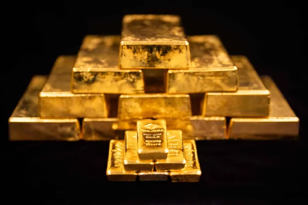 عرض سبائك ذهبية تزن كل منها 1000 غرام في مصفاة للذهب والفضة في فيينا (أ.ف.ب)