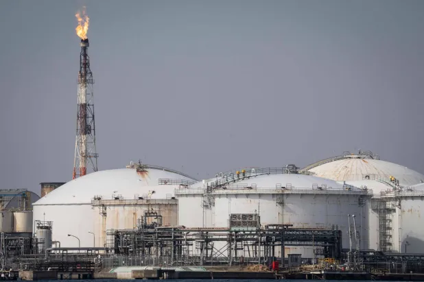 خزانات التخزين في مصفاة نفط في كاواساكي (أ.ف.ب)