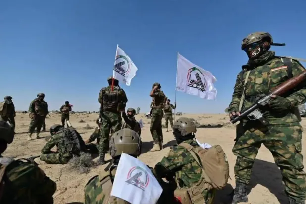 Irak Haşdi Şabi Güçleri'ne bağlı savaşçılar, askeri eğitim sırasında " Haşdi Şabi" bayrağını dalgalandırıyor (Haşdi Şabi Güçleri)