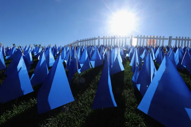 راية زرقاء تكريماً لضحايا سرطان القولون خلال الجولة الثانية من بطولة «كولوغارد كلاسيك 2026» في نادي لا بالوما الريفي - 21 مارس 2026 - توسون بأريزونا (أ.ف.ب)