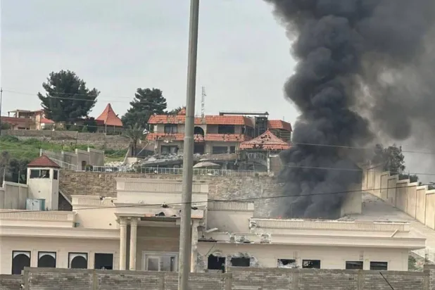 صورة وثقها سكان محليون تظهر تصاعد دخان من موقعٍ قُصف في الموصل اليوم وقالوا إن الضربة استهدفت منزلاً تستخدمه قيادات في «الحشد الشعبي»