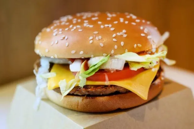 ارتفاع استهلاك الأطعمة فائقة المعالجة يرتبط بزيادة خطر الوفاة مع مرور الوقت لدى الأشخاص الذين تعافوا من المرض (أرشيفية - رويترز)