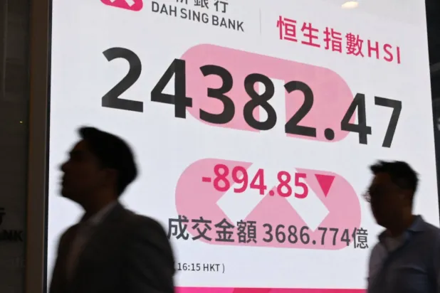 شاشة تعرض حركة الأسهم في مدينة هونغ كونغ الصينية (أ.ف.ب)