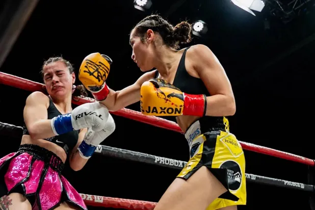 إيزيس سيو لحظة تلقيها ضربة أدخلتها غيبوبة في آخر نزالاتها (الاتحاد الدولي للملاكمة)