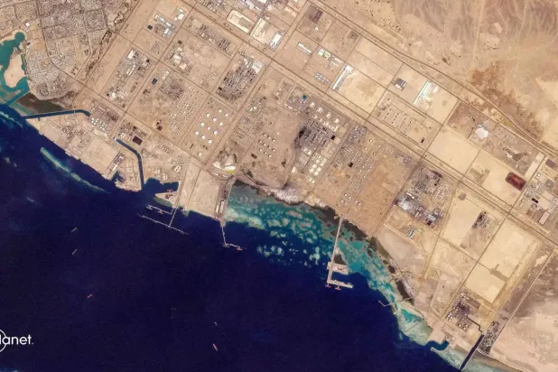 صورة فضائية التقطتها شركة «بلانيت لابز» تُظهر البنية التحتية النفطية في ميناء ينبع غرب السعودية على البحر الأحمر يوم 4 مارس 2026 (أ.ف.ب)