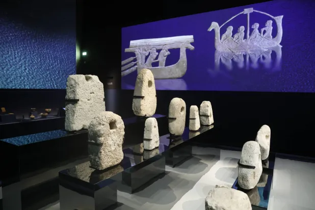 قطع أثرية في معهد العالم العربي معظمها من لبنان وأخرى مُعارة من «اللوفر» (أ.ب)