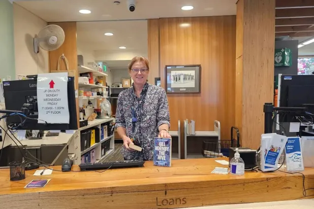 رواية تائهة بين قارّتين (مكتبة بيرنسديل في «فيسبوك»)