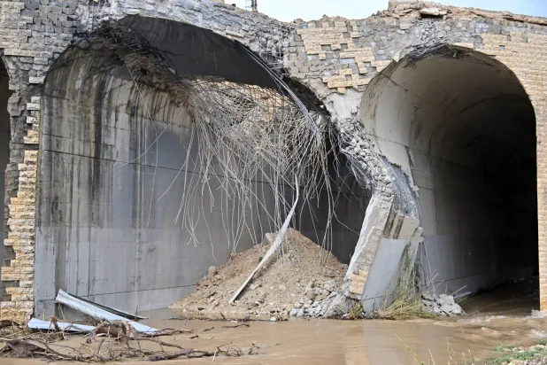 أضرار في موقع غارة إسرائيلية استهدفت جسر القاسمية قرب مدينة صور جنوب لبنان 23 مارس (إ.ب.أ)