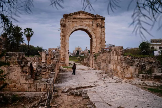 صورة تُظهِر الموقع الأثري لهيبودروم (ميدان سباق الخيل) الروماني في مدينة صور جنوب لبنان