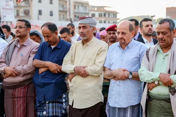 عضو مجلس القيادة الرئاسي اليمني الصبيحي ورئيس الحكومة الزنداني أثناء صلاة العيد في عدن (إكس)