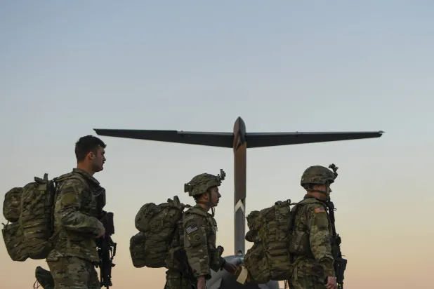 جنود من الفرقة 82 المحمولة جواً يستعدون للإرسال من نورث كارولاينا إلى أوروبا الشرقية رداً على الحرب في أوكرانيا فبراير 2022 (نيويورك تايمز)