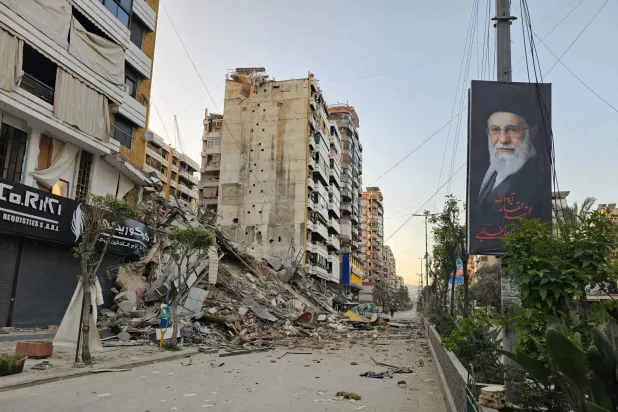 صورة للمرشد الإيراني السابق علي خامنئي بمنطقة حارة حريك بالضاحية الجنوبية لبيروت التي استُهدفت مساء الاثنين بغارة إسرائيلية (أ.ف.ب)