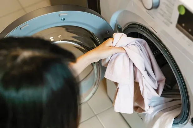 الطلاء المبتكر ينظف الأقمشة بالماء فقط (الجمعية الكيميائية الأميركية)