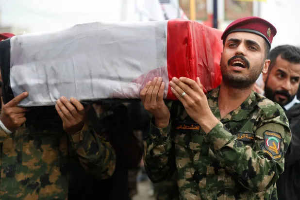 عناصر من الحشد الشعبي في العراق يحملون نعشاً خلال تشييع لقائد عمليات الأنبار في بغداد في 24 مارس 2026 (أ.ف.ب)