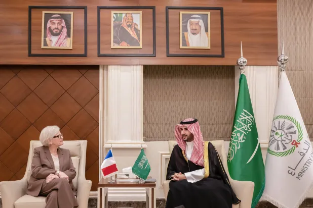 الأمير خالد بن سلمان خلال لقائه الوزيرة كاثرين فوترين في الرياض (وزارة الدفاع)