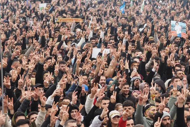 اعتقلت السلطات التركية عشرات من بين آلاف المشاركين في الاحتفال بعيد نوروز في إسطنبول الأحد الماضي لرفعهم صوراً ولافتات تروج لحزب «العمال الكردستاني» (حزب الديمقراطية والمساواة للشعوب - إكس)