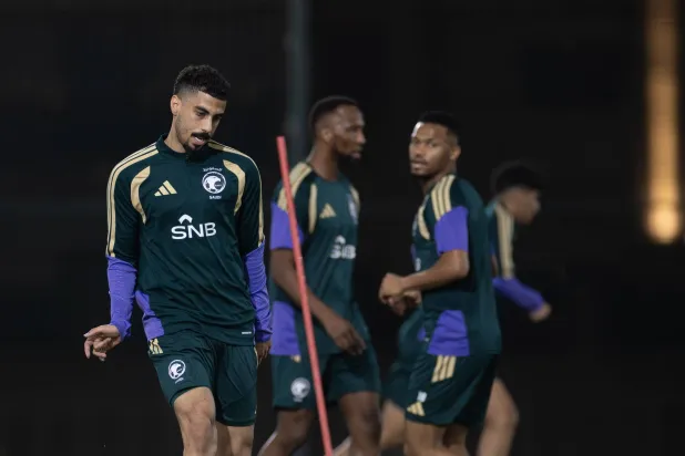 علي لاجامي خلال مشاركته في تدريبات المنتخب السعودي (الشرق الأوسط)