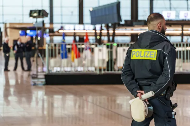 شرطي يظهر في مبنى جديد للركاب بمطار فرانكفورت الألماني (د.ب.أ)
