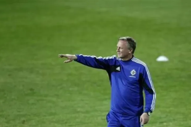 مايكل أونيل مدرب المنتخب الآيرلندي الشمالي (رويترز)