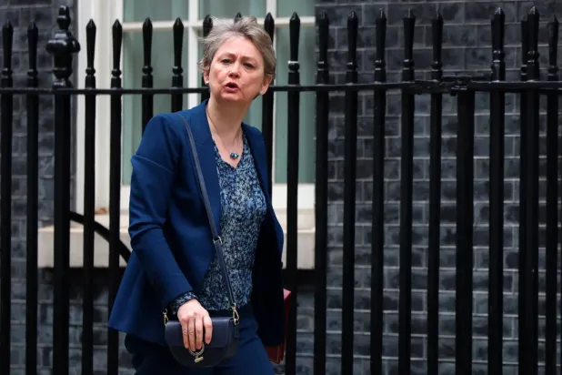 İngiltere Dışişleri Bakanı Yvette Cooper, Londra'daki 10 Downing Street'teki Başbakanlık konutuna gelirken (EPA)