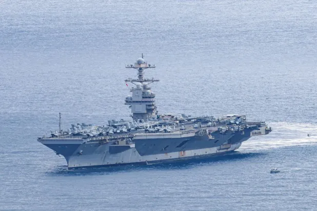 Dünyanın en büyük ABD uçak gemisi Gerald Ford, Ortadoğu'daki savaş operasyonlarının bir parçası olarak görev yaptıktan sonra 23 Mart 2026'da Yunanistan'ın Girit adasındaki Suda Körfezi deniz üssüne geldi (AFP)