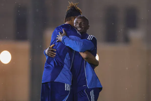 ساديو ماني خلال مشاركته في الحصة التدريبية (نادي النصر) 