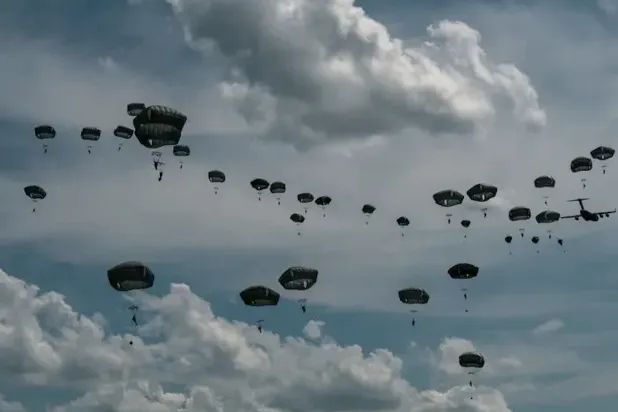 قوات المظليين التابعين للفرقة 82 المحمولة جوا يجرون عملية تكتيكية جوية جماعية بمنطقة هولاند دروب زون في فورت براغ بنورث كارولاينا (الجيش الأميركي)