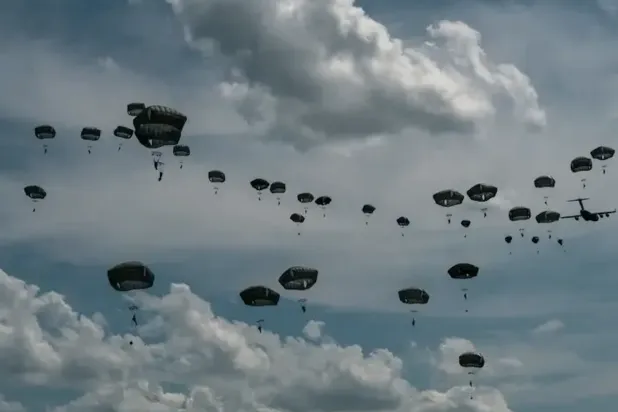 82. Hava İndirme Tümeni’ne bağlı paraşütçüler, Kuzey Carolina'daki Fort Bragg'da bulunan Holland Atlayış Bölgesi’ne toplu bir hava taktik tatbikatı gerçekleştirirken (ABD Ordusu)