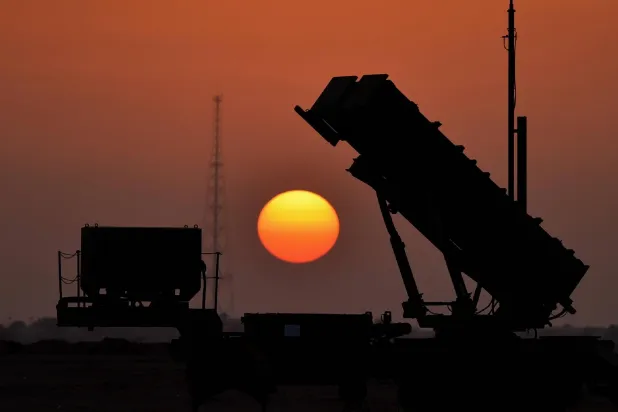 «الدفاعات الجوية» السعودية تواصل تصديها بكفاءة للهجمات العدائية (وزارة الدفاع)