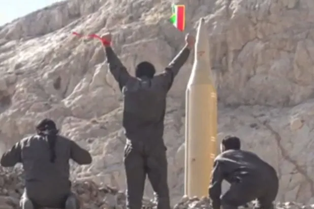 لقطة من مقطع فيديو لعناصر من «الحرس الثوري» قبيل إطلاق صاروخ باليستي (أ.ف.ب)