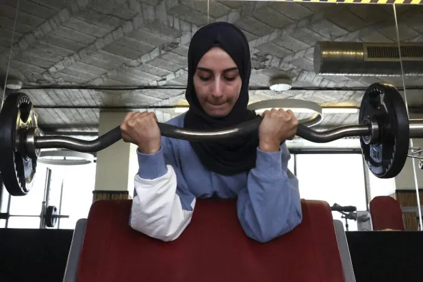 سيدة تتمرن بإحدى الصالات الرياضية في رمضان (أرشيفية-أ.ف.ب)