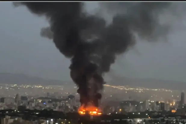 سُحب الدخان تتصاعد من موقع قصفه الطيران الإسرائيلي بطهران (رويترز)