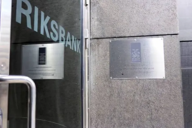 مدخل البنك المركزي السويدي في استوكهولم (رويترز)