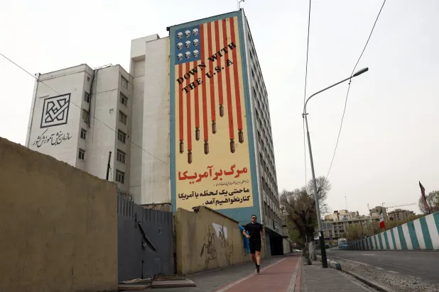 جدارية مناهضة للولايات المتحدة في طهران (إ.ب.أ)