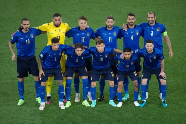 تتجه الأنظار الخميس إلى برغامو حيث يسعى المنتخب الإيطالي إلى تجنب ما يعتبر كارثة بالنسبة لبلد يتنفس كرة القدم (رويترز)