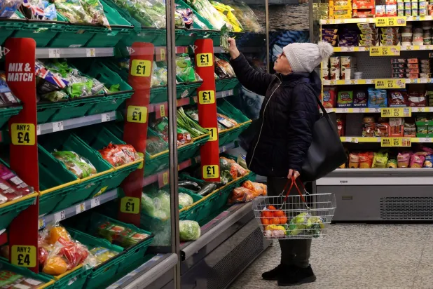 متسوقة في سوبر ماركت بلندن في بريطانيا (إ.ب.أ)