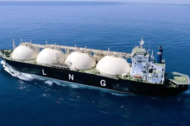 سفينة غاز طبيعي مُسال في عرض البحر (رويترز)
