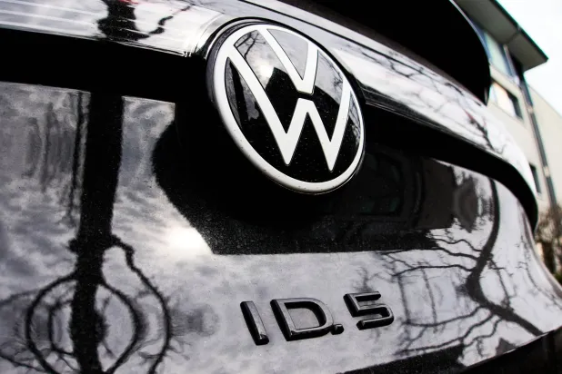 شعار شركة فولكسفاغن الألمانية في فرنكفورت (أ.ب)