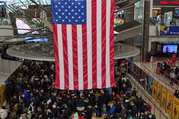 ازدحام خانق في مطار «جون إف كيندي» في نيويورك يوم 23 مارس 2026 (د.ب.أ)