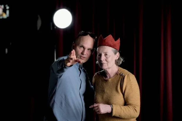 المخرج الدنماركي مع والدته خلال تصوير الفيلم (الشركة المنتجة)