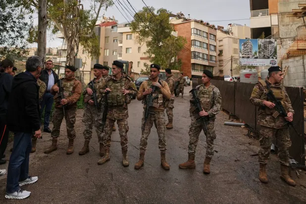 جنود من الجيش اللبناني يغلقون طريقاً يؤدي إلى مبنى سكني تعرّض لغارة إسرائيلية في منطقة الحازمية شرق بيروت 23 مارس 2026 (أ.ب)