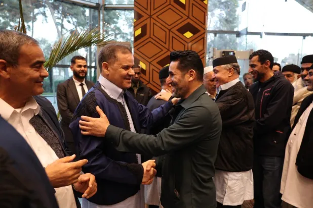 رئيس حكومة الوحدة عبد الحميد الدبيبة يصافح قائد ميليشيا «دعم الاستقرار» قبل مأدبة إفطار في الزاوية (مكتب الدبيبة)