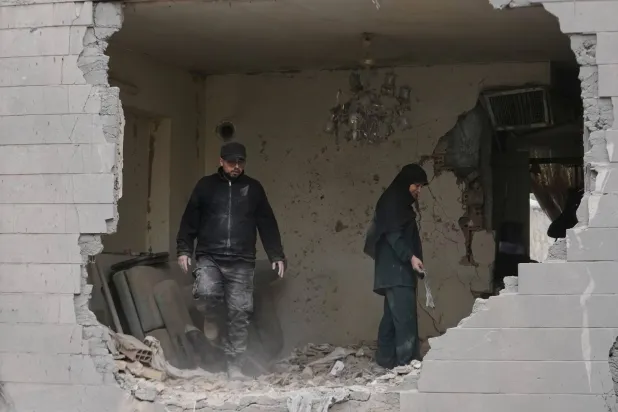 إيرانيون يفحصون حطام منزلهم بعد تعرضه لأضرار جراء ضربة جوية نفذتها الولايات المتحدة وإسرائيل واستهدفت محطة شرطة في طهران (أ.ب)