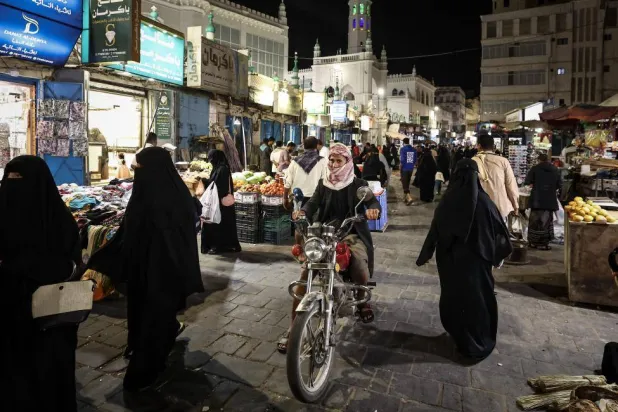 الأسواق اليمنية شهدت ارتفاع أسعار بعض السلع بحجة ازدياد تكلفة النقل البحري (أ.ف.ب)