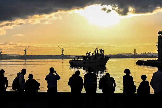 كوبيّون يترقبون وصول الباخرة ماغورو المبحرة من المكسيك والمحملة بالمساعدات الغذائية (أ.ف.ب)